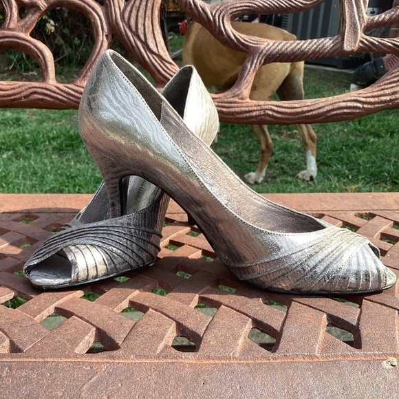 Aidrianna Papell Boutique Silver Metallic Satin Peep Toe Pump Heels Size 8.5 - Picture 8 of 10